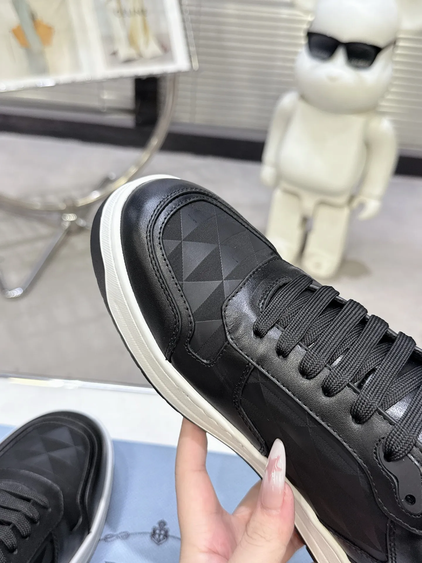 👟👟Ex-factory price 580👟👟 Couple style Prada Latest Downtown Bold series Triangle logo Casual sneakers White shoes Original purchase, development and production Downtown Bold sneakers are inspired by the basketball shoes of the 1980s, with a sporty design and exquisite details. Crafted from perforated leather, the statement platform sole provides a unique, modern style. The Prada logo is interpreted from different angles, decorated with the iconic enameled triangular metal logo, highlighting the unique classic style. Exquisite packaging at the delivery counter🛍📦 ▪️Fabric: Original custom imported first-layer cowhide ▪️Lining: Original imported soft sheepskin ▪️Outsole: Original open-molded rubber bottom material ▪️Size: Women's 35-40 Men's 39-45